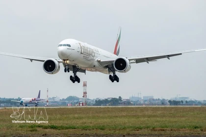 Un avion des Emirates Airlines à l'aéroport international de Noi Bai. Photo : Vietnam+