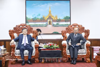 Le directeur de l’Académie nationale de politique Hô Chi Minh, Doan Minh Huan (gauche), et le président du Conseil théorique central du PPRL, Kikeo Khaykhamphithoune. Photo: VNA