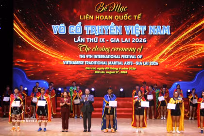 Remise des prix lors de la cérémonie de clôture du 9e Festival international des arts martiaux traditionnels à Gia Lai. Photo: VNA