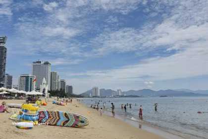 La plage de Nha Trang, province de Khanh Hoa, attire les touristes. Photo de : VNA