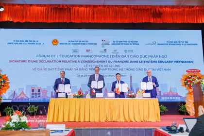 Signature d'une Déclaration relative à l'enseignement du français dans le système éducatif vietnamien, le 28 mai à l'ICISE. Photo : CVN/VNA
