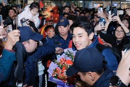 Le joueur Dinh Bac est accueilli à l'aéroport international de Noi Bai par des supporters. Photo : Minh Quyet - VNA