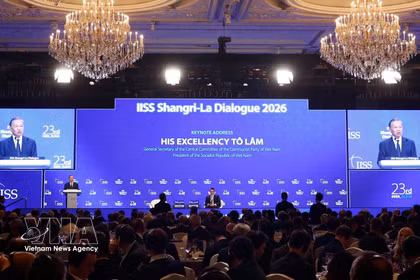 Le dirigeant vietnamien To Lam prononce un discours lors du 23e Dialogue de Shangri-La et répond aux questions des participants. Photo : VNA