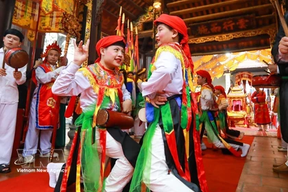 Fête du village de Trieu Khuc : l'éclat de la danse ancestrale des hommes travestis