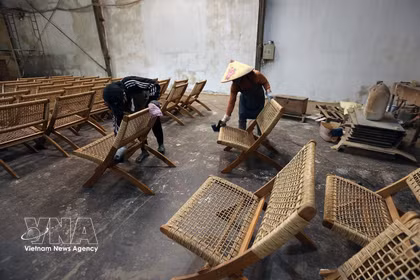Production de meubles d'extérieur destinés au marché européen à l'usine Hong Ngoc, dans la zone industrielle de Phu Tai, quartier de Quy Nhon Bac, province de Gia Lai. Photo : VNA