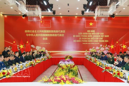 Entretien entre général d’armée Phan Van Giang, ministre de la Défense du Vietnam, et son homologue chinois, le général de corps d'armée Dong Jun. Photo: VNA