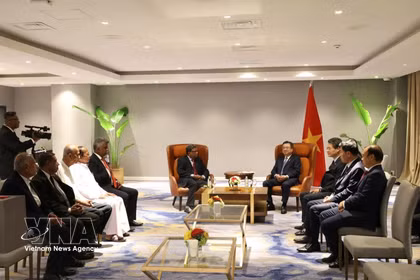 Nguyen Thanh Nghi, membre du Bureau politique, secrétaire du Comité central du Parti et président de la Commission centrale des politiques et des stratégies du Parti, rencontre la délégation du Parti communiste du Sri Lanka et de l’Association de solidarité Sri Lanka-Vietnam. Photo: VNA