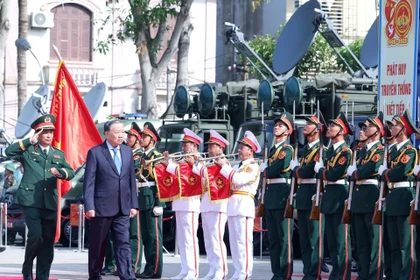 Le secrétaire général du Parti communiste du Vietnam, To Lam, participe à célébration de la Journée traditionnelle des Forces armées de la 4e zone militaire. Photo: VNA