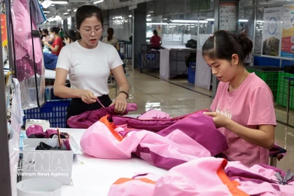 Une usine de la société TNG dans la province de Thai Nguyen produit des marchandises destinées à l'exportation vers le marché de l'UE. Photo : VNA