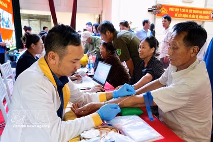 Le personnel médical prélève des échantillons d'ADN auprès des familles de soldats tombés au combat dans la commune de Yen Lac, province de Phu Tho. Photo : VNA