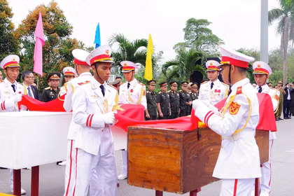 Cérémonie de remise et de réception de 28 restes de soldats volontaires et d’experts vietnamiens, tombés au Laos. Photo: VNA