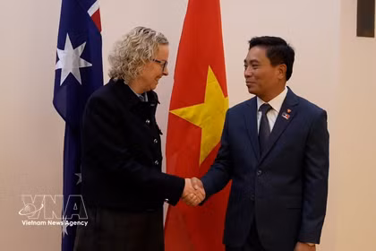 Le vice-président de l'Assemblée nationale du Vietnam, Nguyen Doan Anh, rencontre la vice-présidente de la Chambre des représentants australienne, Sharon Claydon. Photo: VNA
