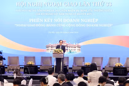 Le ministre des Affaires étrangères Le Hoai Trung s'exprime lors de la session intitulée «La diplomatie accompagne la communauté des entreprises». Photo: VNA