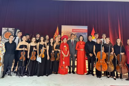 L'ambassadrice du Vietnam en Bulgarie et en Macédoine du Nord, Nguyen Thi Minh Nguyet (6e, droite) et des membres de l'orchestre. Photo: VNA