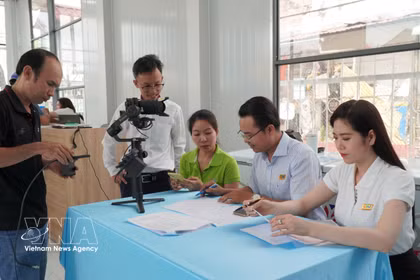 Des produits de PME sont présentés en direct sur les plateformes numériques du journal provincial Ca Mau et de la station de radio-télévision. Photo : VNA
