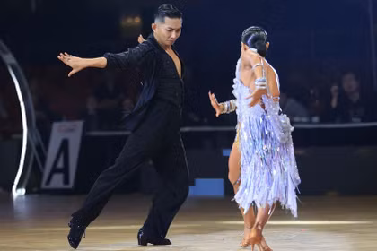 Performance de Phan Hien et Thu Huong en samba. Photo : nhandan.vn