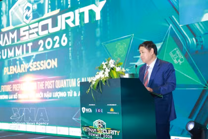 Le général de brigade Nguyen Tung Hung, commandant adjoint du Commandement des opérations dans le cyberespace au ministère de la Défense, s'exprime lors de la session plénière du sommet «Vietnam Security Summit 2026». Photo: VNA
