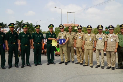 Les gardes-frontières de la province de Dong Thap accueillent des citoyens vietnamiens remis par les autorités cambodgiennes. Photo : VNA