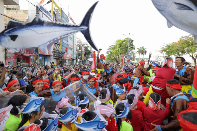 le Festival de Hue attire beacoup de touristes et habitants locaux. Photo: Comité d'organisation z5427144007403-69b831da8208a7d4846d0adf1aa9288b-3485.jpg
