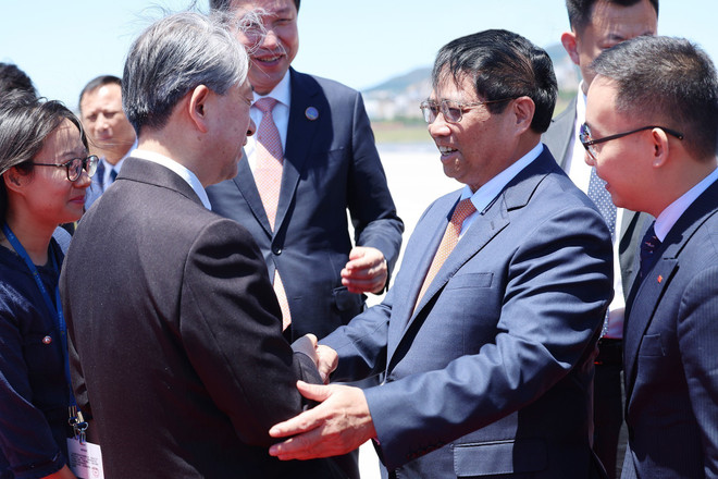 Le Premier ministre a été accueilli à l'aéroport par le vice-gouverneur du Liaoning Jin Guowei, l'ambassadeur de Chine au Vietnam Xiong Bo, le vice-maire de Dalian Leng Xuefeng et l'ambassadeur du Vietnam en Chine Pham Sao Mai. Photo: VNA vna_potal_thu_tuong_pham_minh_chinh_bat_dau_chuyen_tham_du_dien_dan_kinh_te_the_gioi_tai_trung_quoc_7445937.jpg