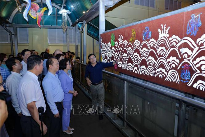 Le pont piétonnier Tran Nhat Duat avec des installations artistiques, dans le centre-ville de Hanoï, a été officiellement ouvert au public le 3 mai. Photo: VNA di-bo-03052024-04.jpg