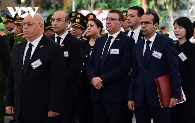 La délégation algérienne, conduite par le ministre des Moudjahidine et des Ayants-droit, Laïd Rebiga, est venue au funérarium national, à Hanoi, rendre hommage au secrétaire général du Parti communiste du Vietnam, Nguyen Phu Trong. Photo: VOV 71b9ca96-7954-4833-9c46-fc5dcf03ad6c.jpg