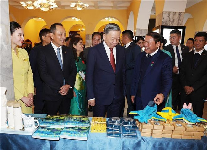 Le secrétaire général du Parti et président To Lam visite l'exposition sur des produits et des publications culturels vietnamiens. Photo : Tri Dung – VNA hình_ảnh (1).jpg