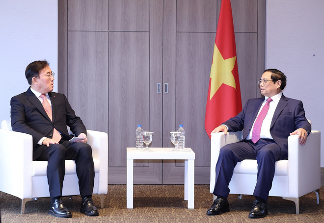 Pham Minh Chinh travaille avec Jeong Cheol Dong, directeur exécutif de LG Display. Photo: VNA 1.jpg