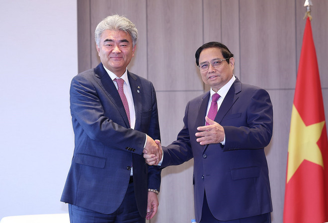Le dirigeant du gouvernement vietnamien (droite) et le président du groupe Daewoo E&C, Jung Won Ju. Photo: VNA 2.jpg