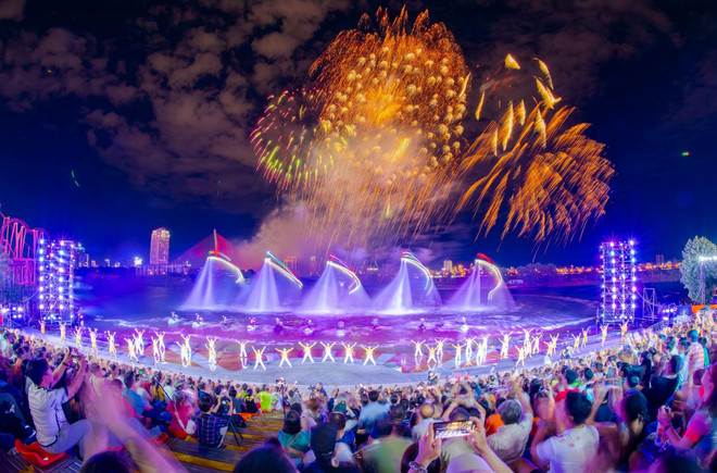 Le spectacle "Symphony of River" avec des feux d'artifice tous les soirs au centre-ville de Da Nang. Photo: Comité d'organisation 44.jpg