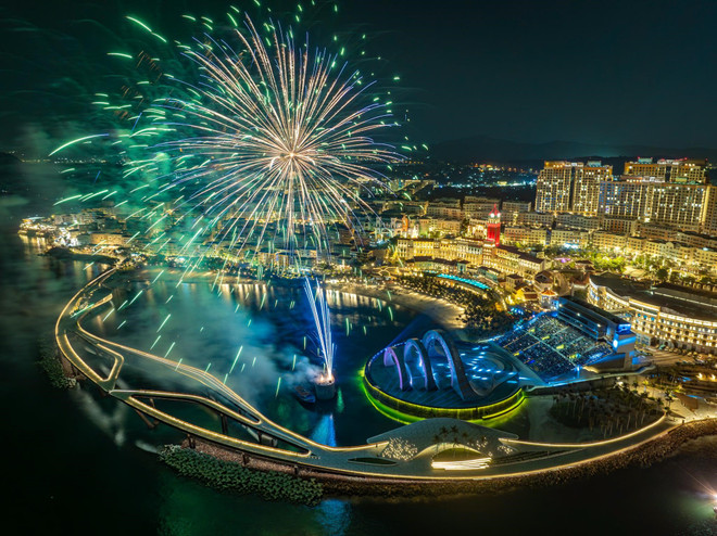 À partir du 21 décembre 2023, en venant à Sunset Town, les visiteurs peuvent regarder un feu d'artifice de 7 minutes à la fin du spectacle Kiss of the Sea. Ce spectacle de 25 minutes commence à 20h30 tous les jours. 4-Show Nu hon cua bien ca.jpg