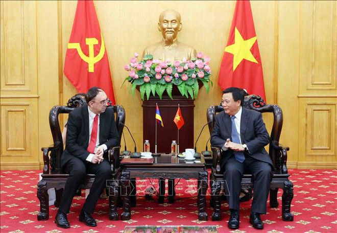 Nguyen Xuan Thang et l'ambassadeur d'Arménie au Vietnam, Suren Baghdasaryan. Photo: VNA uuid=F3308675-8FF0-4888-B1CF-2457EC10765D&library=1&type=1&mode=1&loc=true&cap=true.jpg