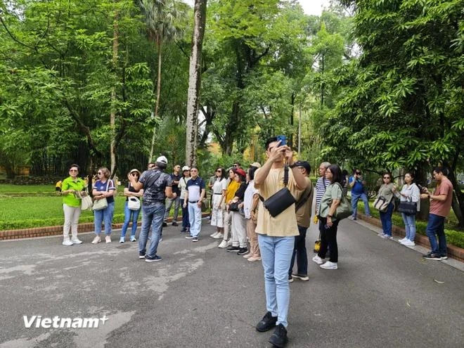 Des touristes étrangers visitent le mausolée de Ho Chi Minh. Photo: VietnamPlus khachdulich-5012.jpg