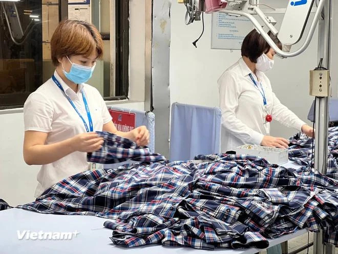 Les exportations du secteur du textile et de l'habillement se redressent également et connaissent une croissance à deux chiffres au deuxième trimestre de cette année. Photo: VietnamPlus xuatkhau-994.jpg