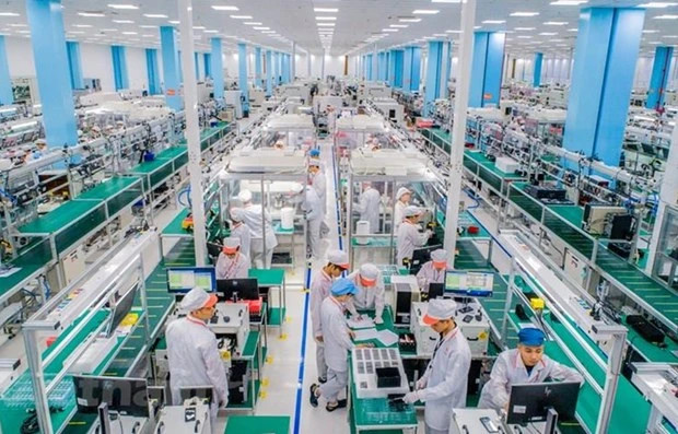 Les secteurs manufacturiers et des services ont continué de diriger la plupart des activités commerciales, avec une croissance respective de 10% et 7,1%. Photo: VietnamPlus khoahoc3-6642.jpg