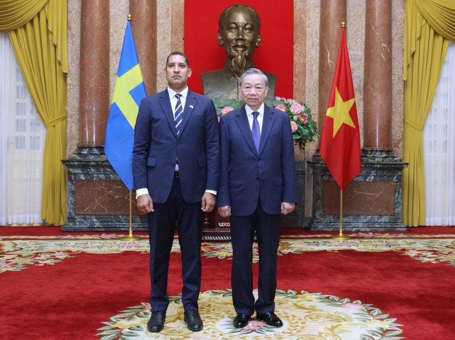 Le dirigeant To Lam et l'ambassadeur Johan Ndisi. Photo: VNA Tổng_Bí_thư,_Chủ_tịch_nước_Tô_Lâm_và_Đại_sứ_Vương_quốc_Thụy_Điển_tại_Việt_Nam_Johan_Ndisi_chụp_ảnh_chung._Ảnh_Lâm_Khánh_-_TTXVN (1).jpg