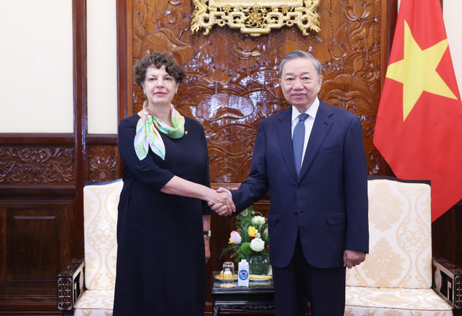 Le dirigeant To Lam et l'ambassadrice d'Allemagne, Helga Margarete Barth. Photo: VNA Tổng_Bí_thư,_Chủ_tịch_nước_Tô_Lâm_nhận_Quốc_thư_từ_Đại_sứ_Cộng_hoà_Liên_bang_Đức_tại_Việt_Nam_Helga_Margarete_Barth._Ảnh_Lâm_Khánh_-_TTXVN.jpg