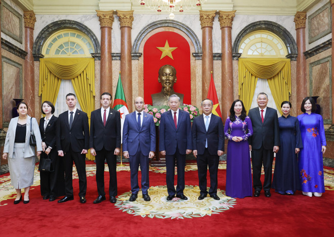 Le secrétaire général du PCV et président vietnamien, To Lam (au milieu), et l'ambassadeur d'Algérie, Sofiane Chaib, (cinquième à partir de la gauche). Photo: VNA Tổng_Bí_thư,_Chủ_tịch_nước_Tô_Lâm_(giữa)_và_Đại_sứ_Algeria_tại_Việt_Nam_Sofiane_Chaib_(thứ_năm_từ_trái_sang)_cùng_các_đại_biểu_chụp_ảnh_chung._Ảnh_Lâm_Khánh_-_TTXVN.jpg
