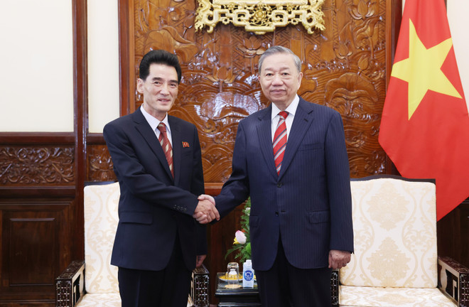 Le dirigeant To Lam et l'ambassadeur Ri Sung Guk. Photo: VNA Tổng_Bí_thư,_Chủ_tịch_nước_Tô_Lâm_tiếp_Đại_sứ_Cộng_hoà_Dân_chủ_Nhân_dân_Triều_Tiên_tại_Việt_Nam_Ri_Sung_Guk_đến_trình_Quốc_thư._Ảnh_Lâm_Khánh_-_TTXVN.jpg