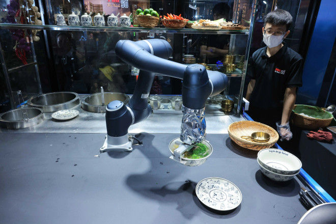 Des machines de traitement de pho ont été présentée au public pour la première fois. Photo : VNA vna_potal_khai_mac_le_hoi_van_hoa_am_thuc_ha_noi_nam_2024_7731140.jpg