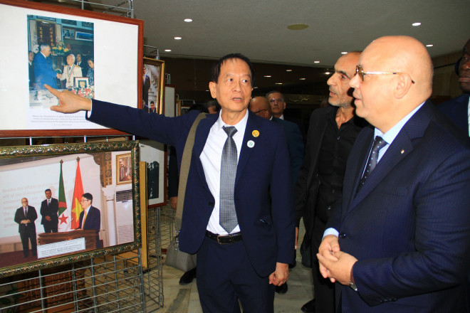Les délégués à l'exposition de photos sur les événements marquants des relations entre les deux pays. Photo: VNA vna_potal_chien_thang_dien_bien_phu_-_cau_noi_giup_viet_nam_va_algeria_chia_se_qua_khu_huong_toi_tuong_lai_7686865.jpg