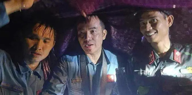 L'équipe de recherche et de sauvetage a retrouvé le colonel Nguyên Van Son (Centre). Photo: VNA vna_potal_hai_phi_cong_trong_vu_may_bay_roi_tai_binh_dinh_da_an_toan__7690707.jpg