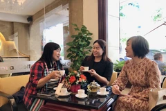 Les visiteurs dégustent le thé vietnamien. Photo: VNA