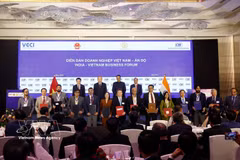 Le secrétaire général du Parti et président To Lam et le ministre en chef du Maharashtra, Devendra Fadnavis, assistent à la cérémonie de signature des accords de coopération entre le Vietnam et l'Inde. Photo : VNA