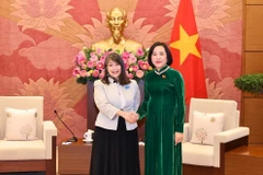 La vice-présidente de l'Assemblée nationale, Nguyên Thi Thanh (droite), reçoit Mme June Kunugi, directrice régionale de l'UNICEF, le 26 novembre à Hanoï. Photo: VNA