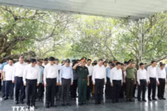 Des dirigeants rendent hommage aux Héros morts pour la Patrie à Diên Biên et Quang Tri
