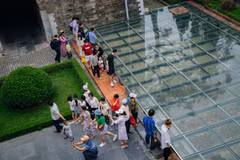 Les touristes visitent la Cité impériale de Thang Long. Photo: VNA