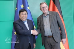 Le vice-Premier ministre Nguyen Chi Dung (gauche) et le vice-président du Bundestag allemand, Bodo Ramelow. Photo: VNA
