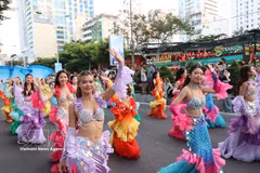 Des acteurs recréent la beauté de la culture maritime lors du carnaval de rue. Photo : VNA