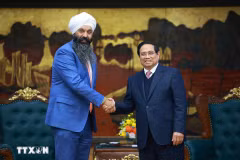 Le Premier ministre Pham Minh Chinh (droite) reçoit Randeep Sarai, ministre canadien du Développement international. Photo: VNA
